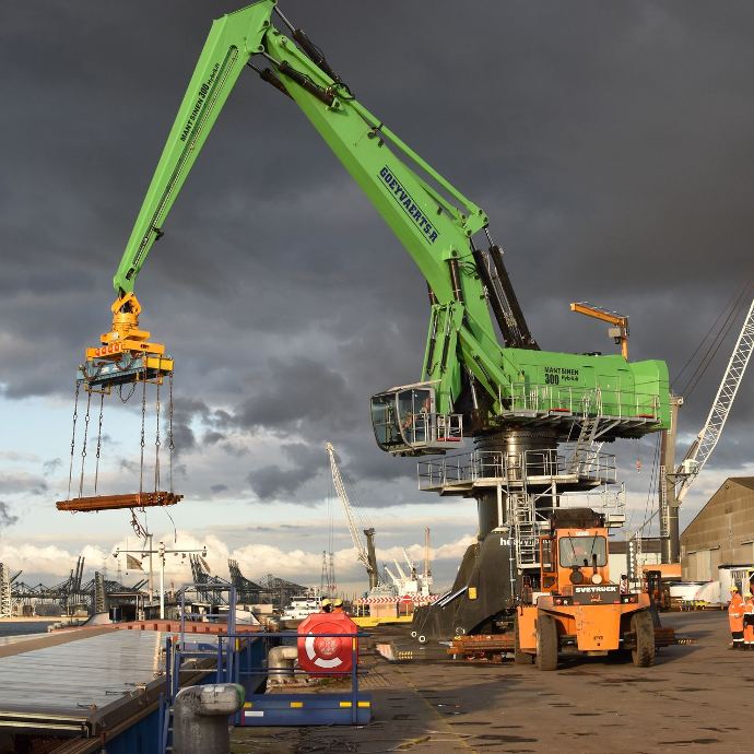 Crane loading items in the port